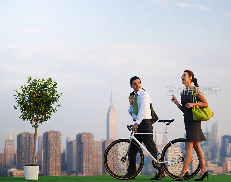 Green Business people in the city重复图片